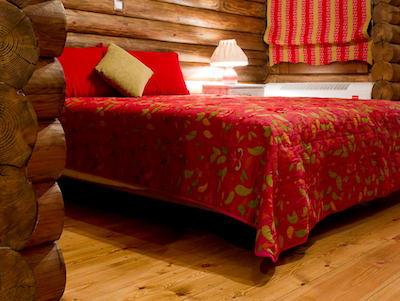 Lakeside-Living_Manitowish-Waters_Northwoods-WI_Bedding-Basics_Cabin-Bedroom_Log-Walls_Red-Quilt-and-Pillows